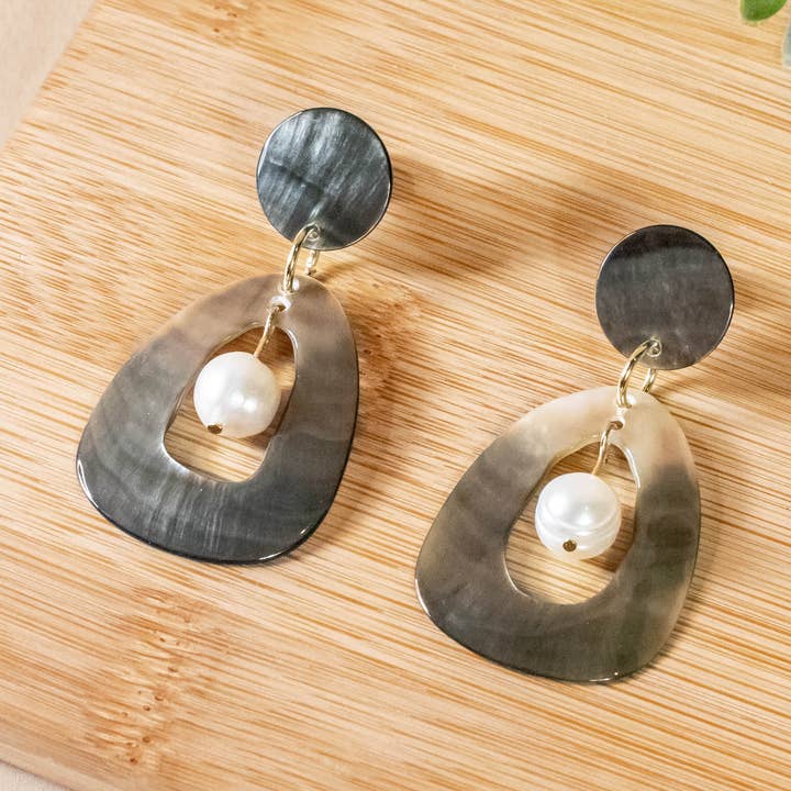 Boucles d'oreilles en nacre creuse avec perle intérieure - Noir | L pour la vente par LIKHÂ