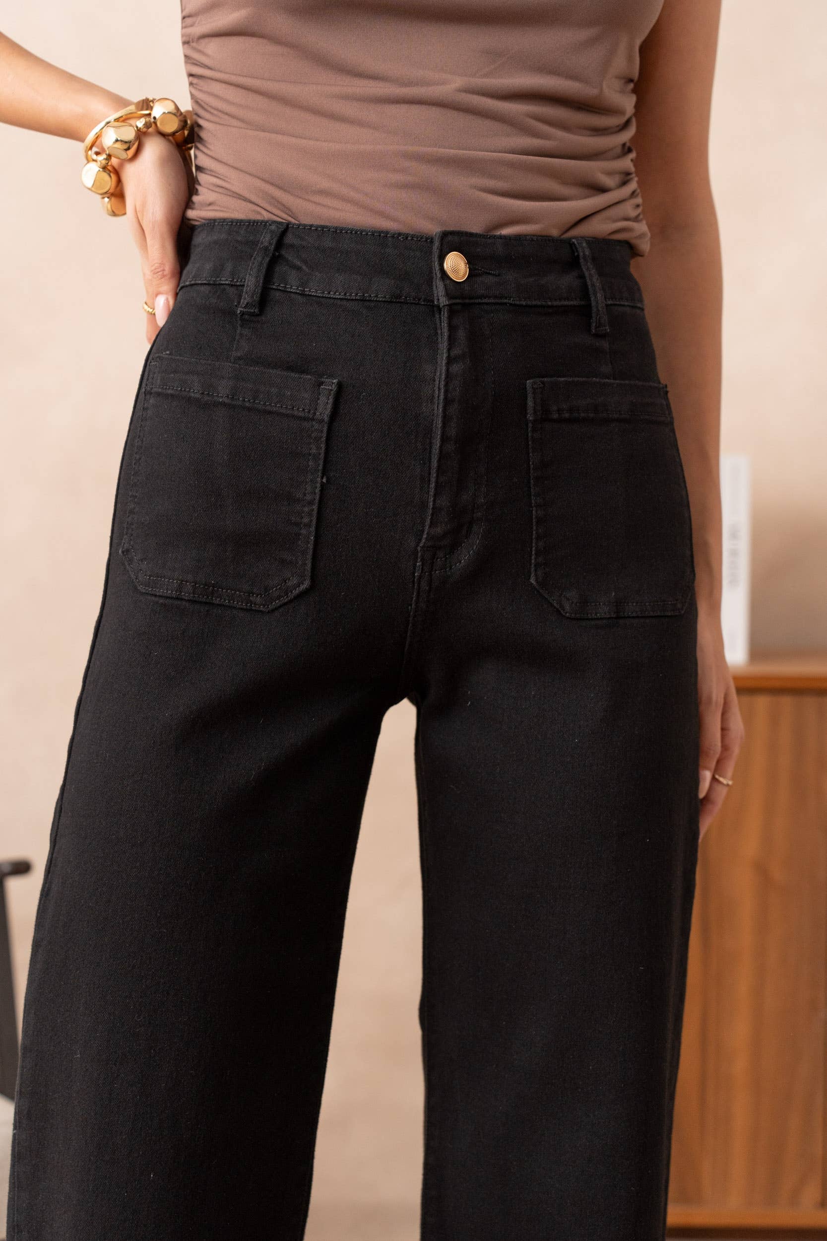 Nero Jeans a gamba larga con tasche applicate in vendita all'ingrosso su Faire3