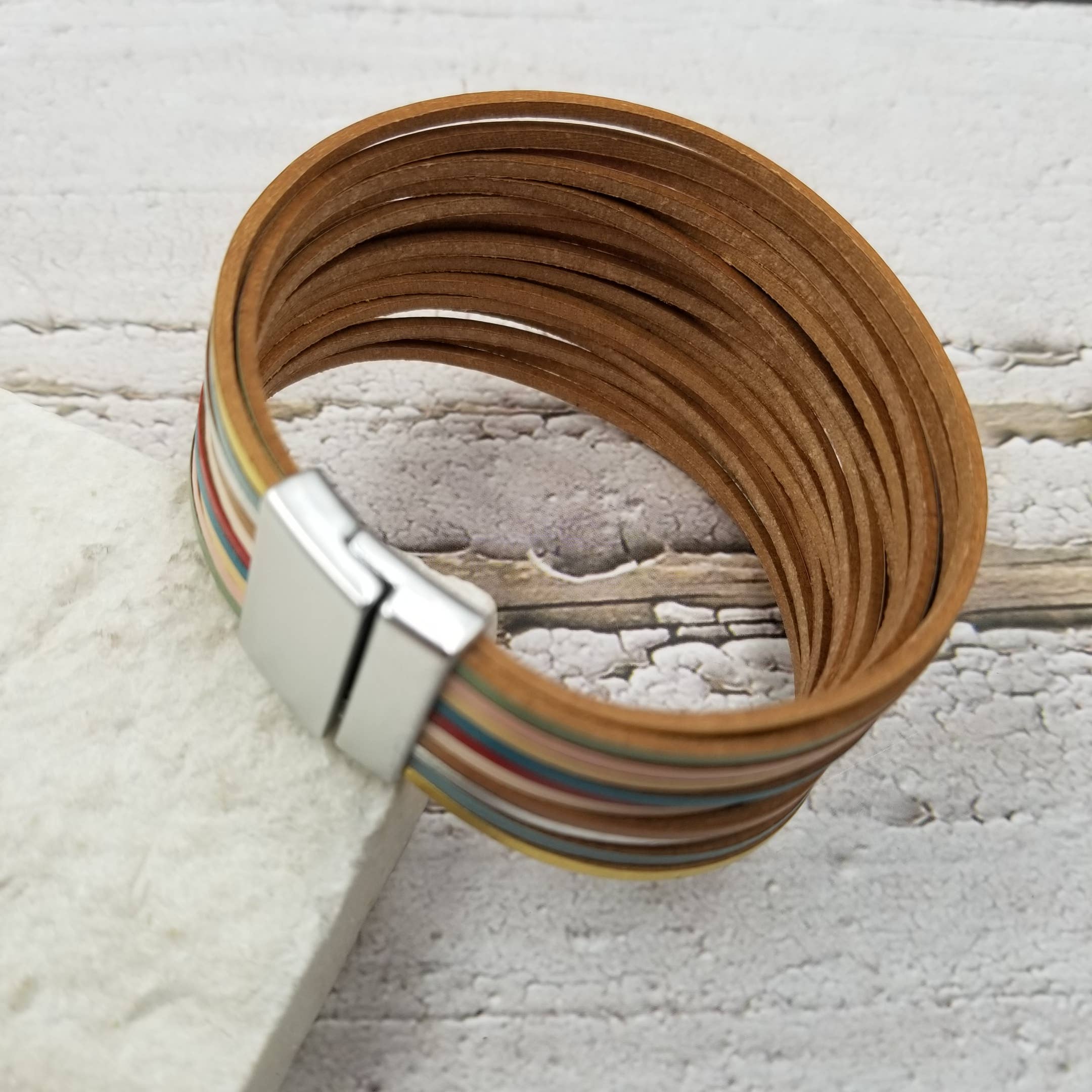 Treasure Wholesale - Vendita all'ingrosso Bracciale a polsino - Bracciale Boho in Pelle Colorata con Fibbia Magnetica1