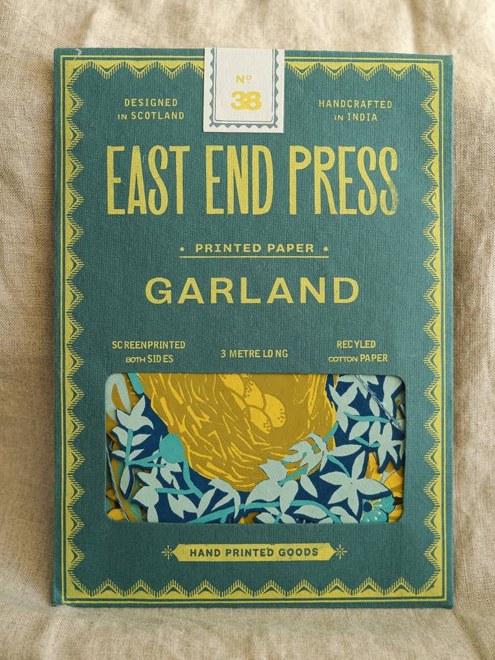 NIDS COUSUS GUIRLANDE pour la vente par East End Press