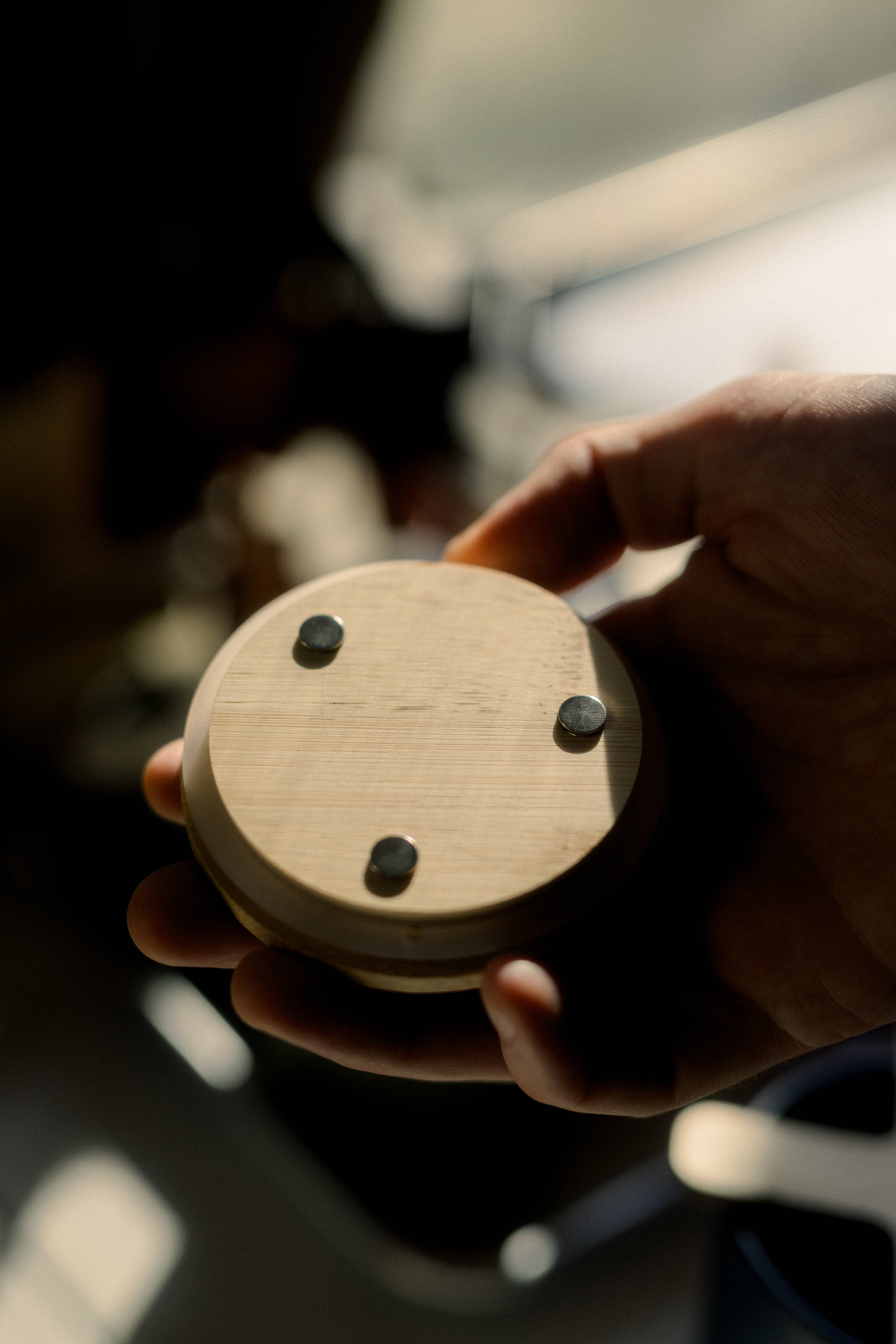 Fire & Pine - Wholesale Pot/gevulde kaars - Drievoudige Gebruik Kaars: Mannenspul met Aangepaste Magnetische Deksel3