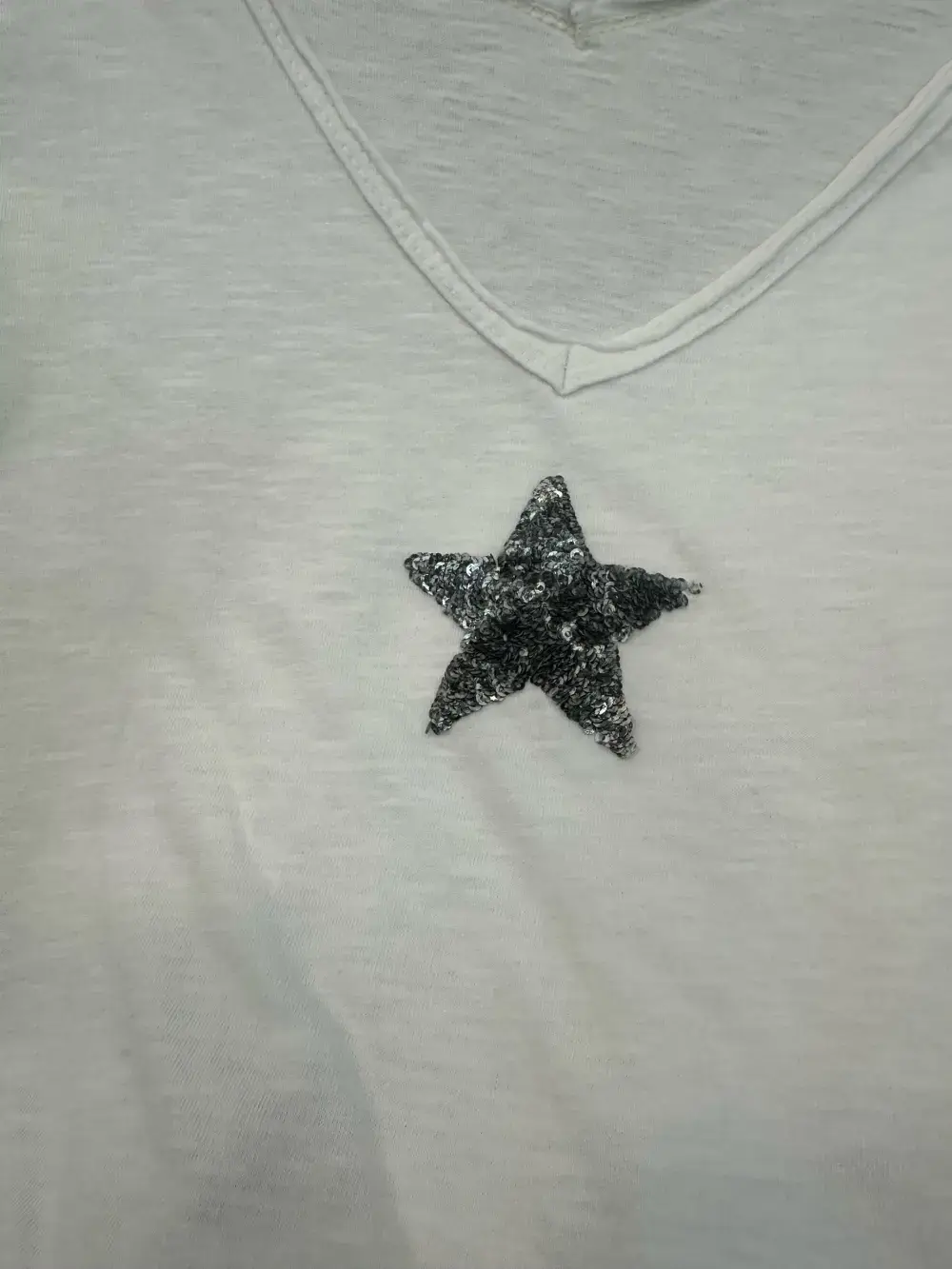 Mimi & Gogo – Großhandel T-Shirt – Damen – Damen-T-Shirt mit doppeltem V-Ausschnitt und Paillettenstern9