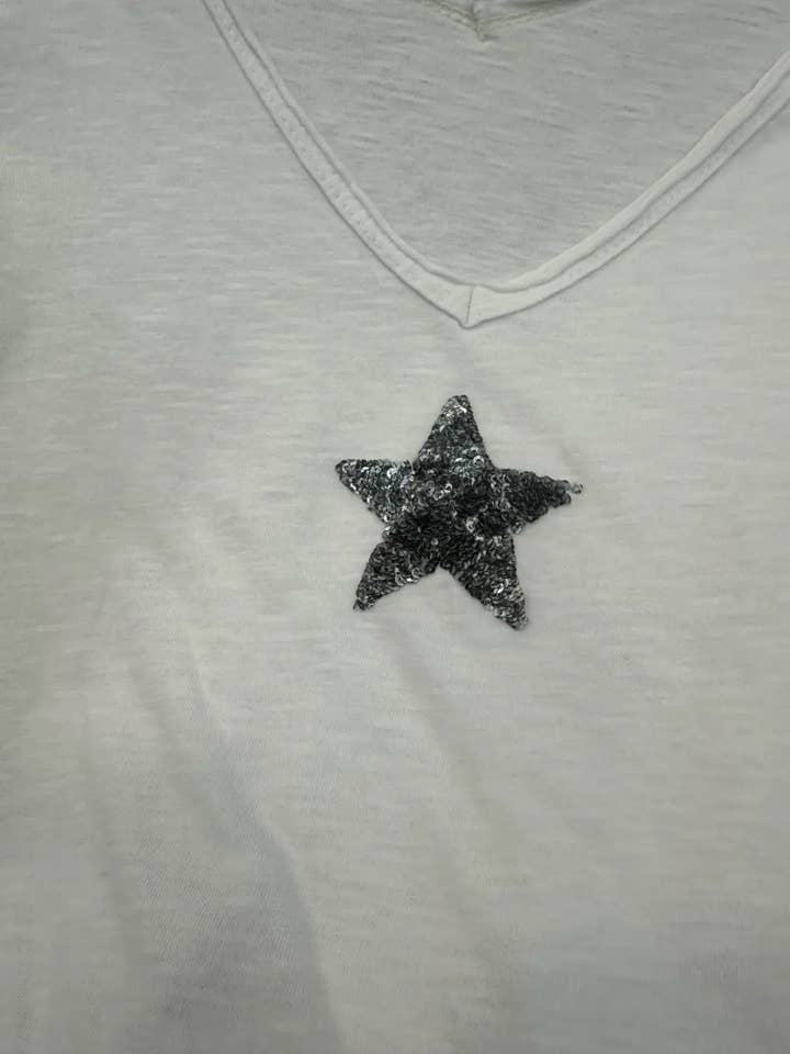 Mimi & Gogo – Großhandel T-Shirt – Damen – Damen-T-Shirt mit doppeltem V-Ausschnitt und Paillettenstern9