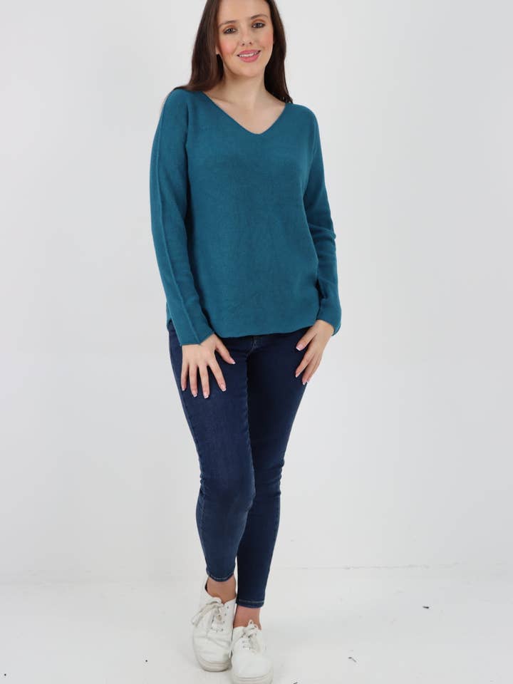 Maglione base girocollo a V lavorato a maglia italiano per la vendita all'ingrosso da parte di Miss Bold