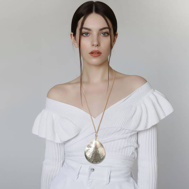 Collier long avec pendentif en forme de larme en ormeau pour la vente par Sensibling Corp.