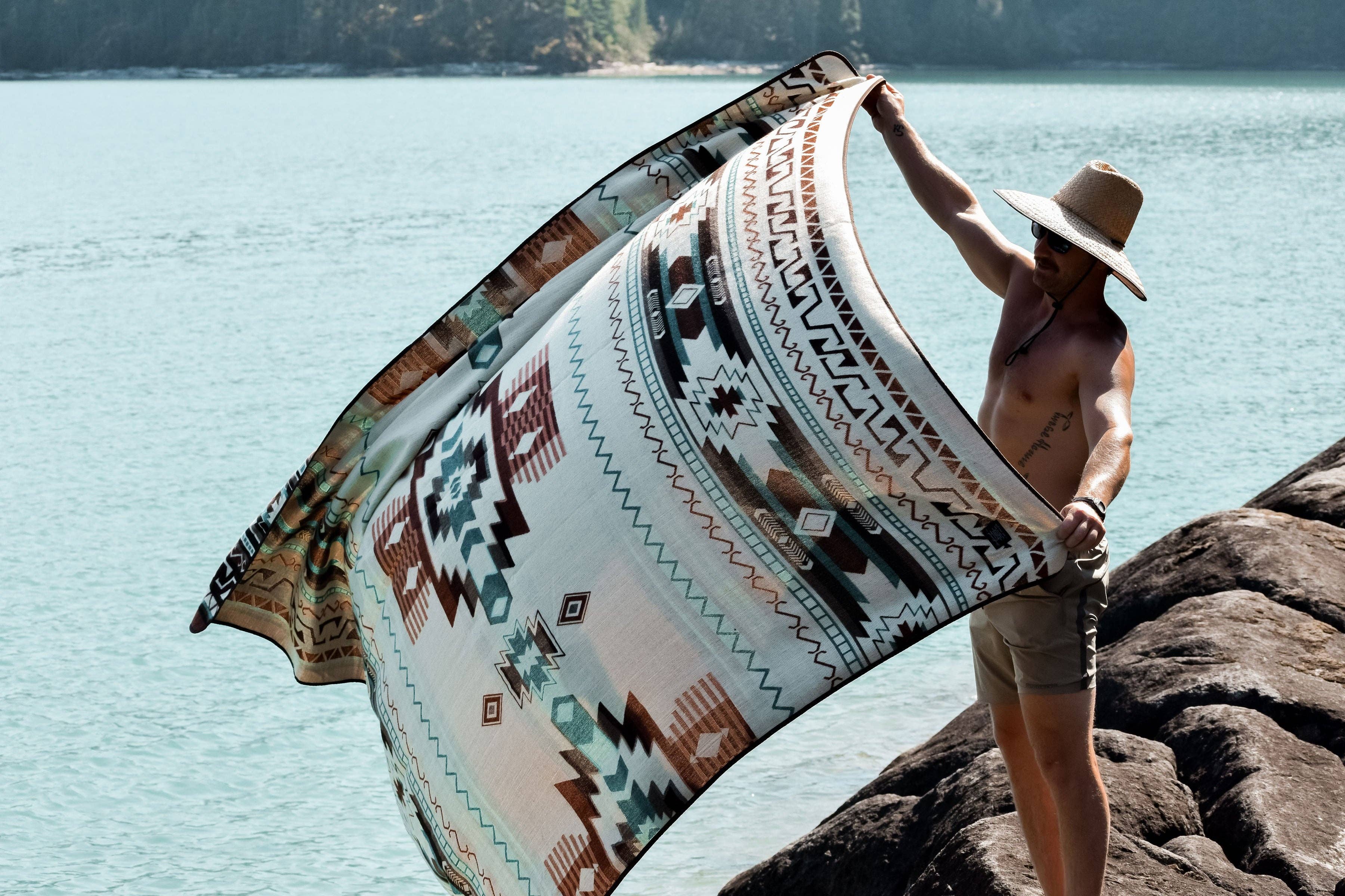 Wylde Brigade – wholesale Throw blanket – Cotopaxi Aztec Reversible Blanket4