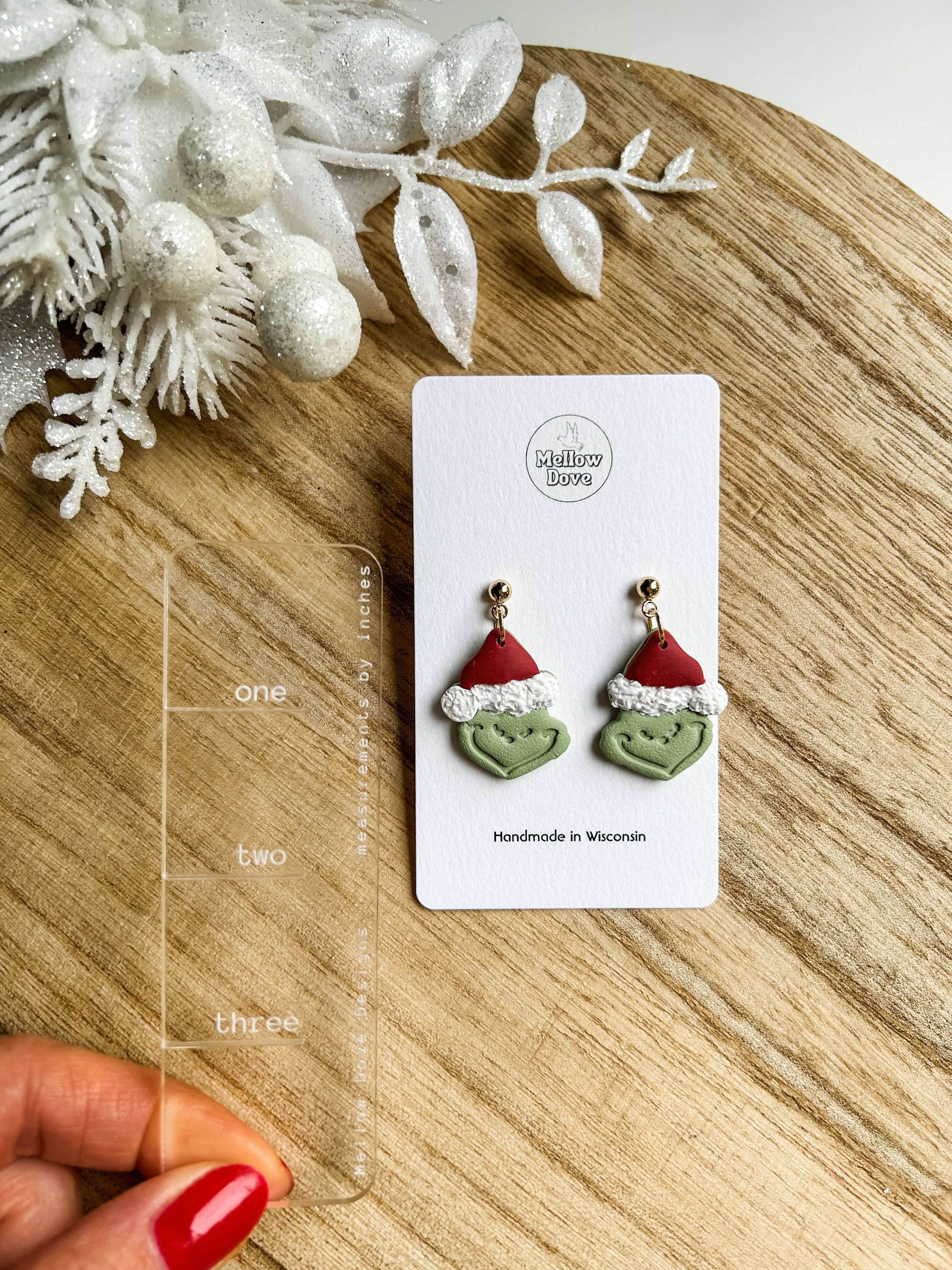 Mellow Dove Designs – Großhandel Ohrhänger – Grinch Dangle Ohrringe | Boho-Weihnachtsohrringe3