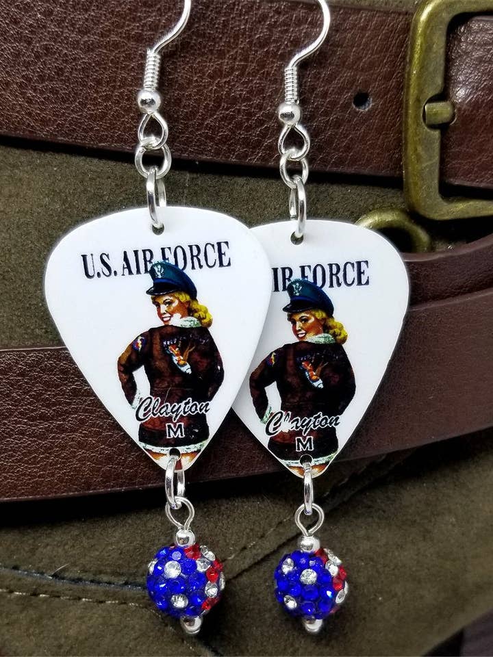 Orecchini a plettro per chitarra Pin Up Girl dell'aeronautica americana con pendenti a pavé a forma di bandiera americana per la vendita all'ingrosso da parte di Simply Raevyn
