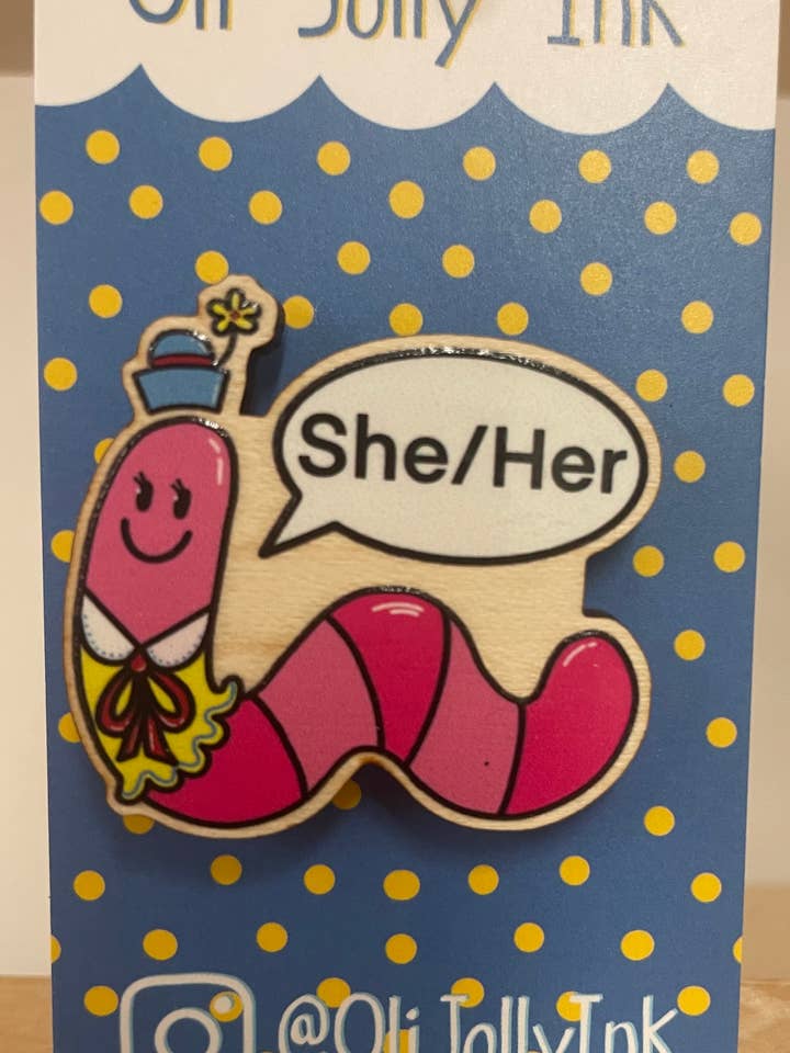 She/Her Worm - Pin con pronombre de madera para venta al por mayor de Oli Jolly Ink