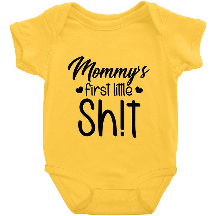 Mama's Eerste Kleine Sh!t T-shirt met korte mouwen ontwerp 1 voor wholesale door Potty Mouth Tots