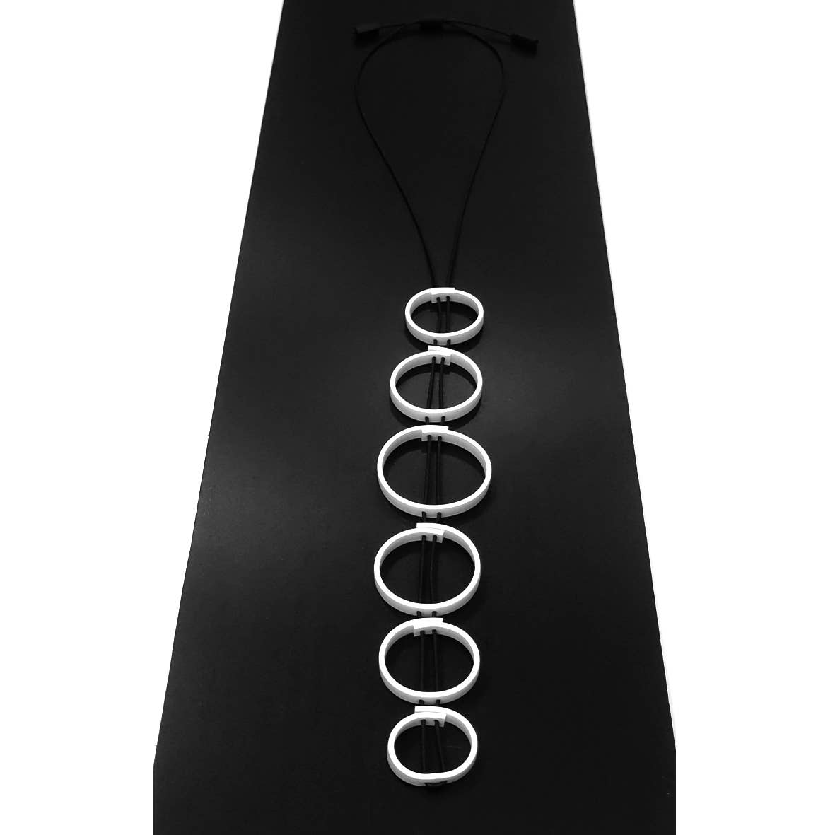 ALEX+SVET – Engroshandel Halskæde med store vedhæng – SORAYA BW gummi unisex halskæde SORT/HVID linje3