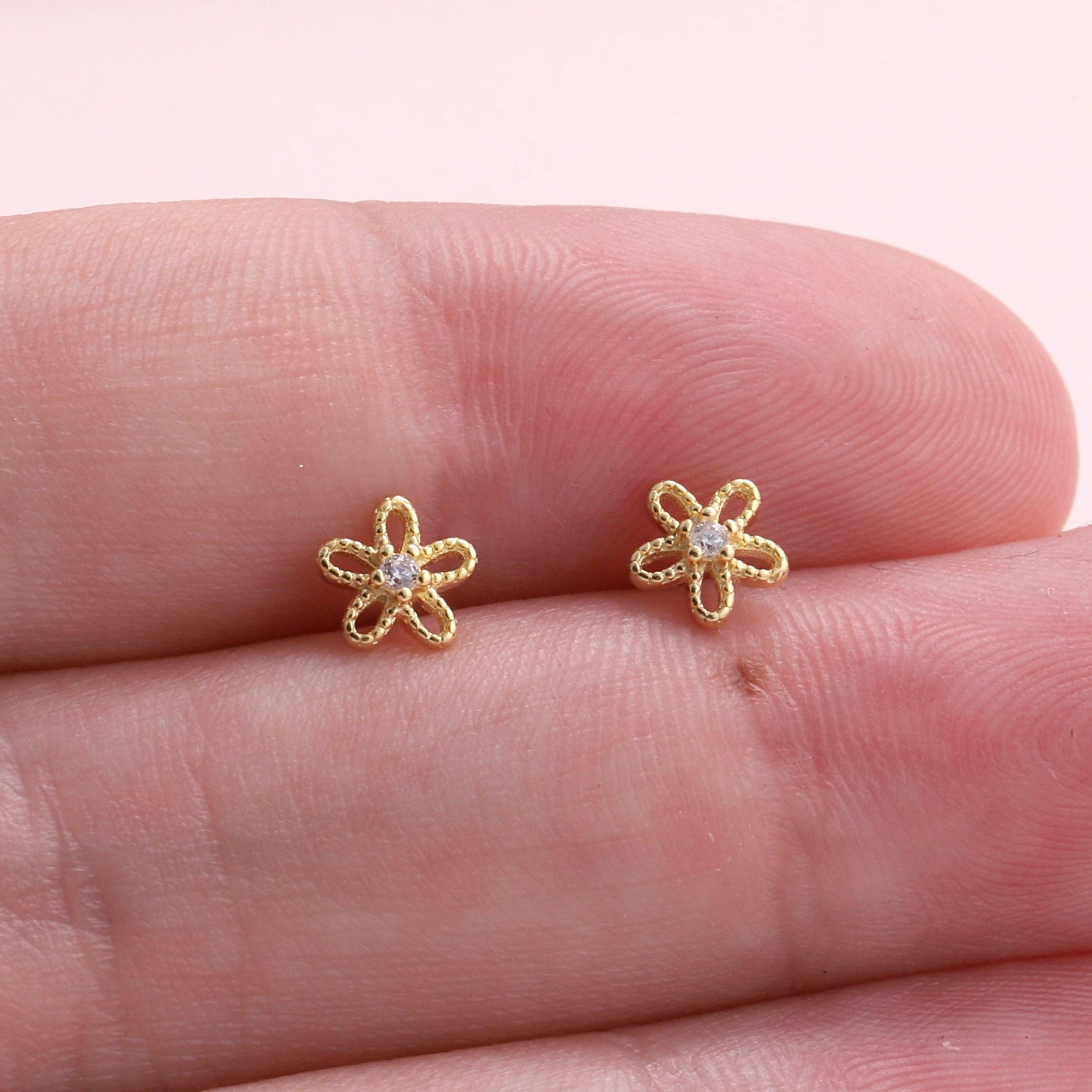 Attic creations – wholesale Stud/post earrings – TT51023 Let your dream blossom flower earrings gold3