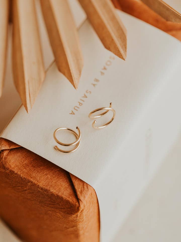 Tiny Twist øreringe | 14kt guldfyld+sterlingsølv for engroshandel hos Hello Adorn