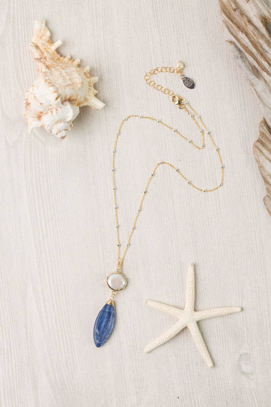 Anne Vaughan Designs Jewelry – Engroshandel Halskæde med vedhæng – Seaside 16-18" Ferskvandsperle, Kyanit Dråbe Fokus Halskæde