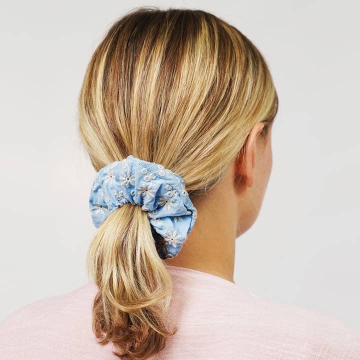 Blomsterbroderi Hårelastik Scrunchie for engroshandel hos Sensibling Corp.
