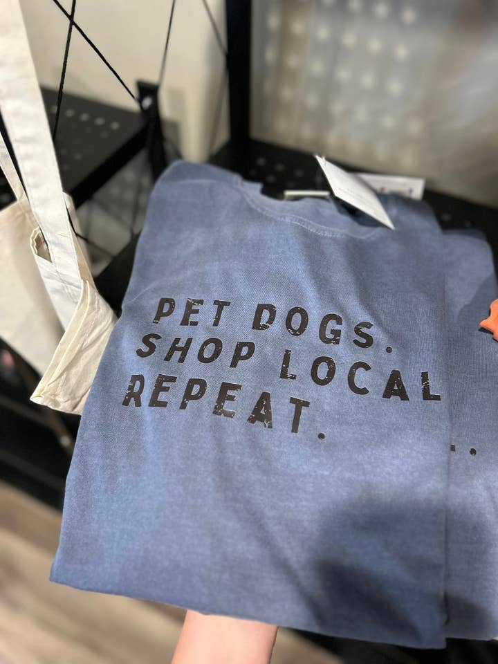 Chiens de compagnie. Achetez local. Répétez. T-shirt Comfort Colors (Copie) pour la vente par KP & CO
