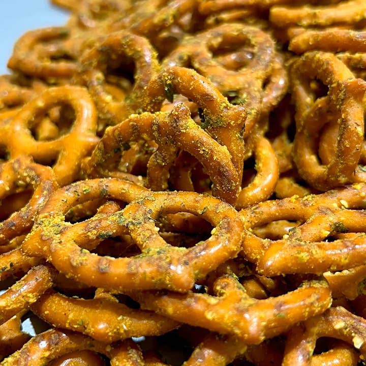 Kingston Artisan Snacks - Wholesale Pretzels - PRETZELS MET KURKUMA EN CURRY