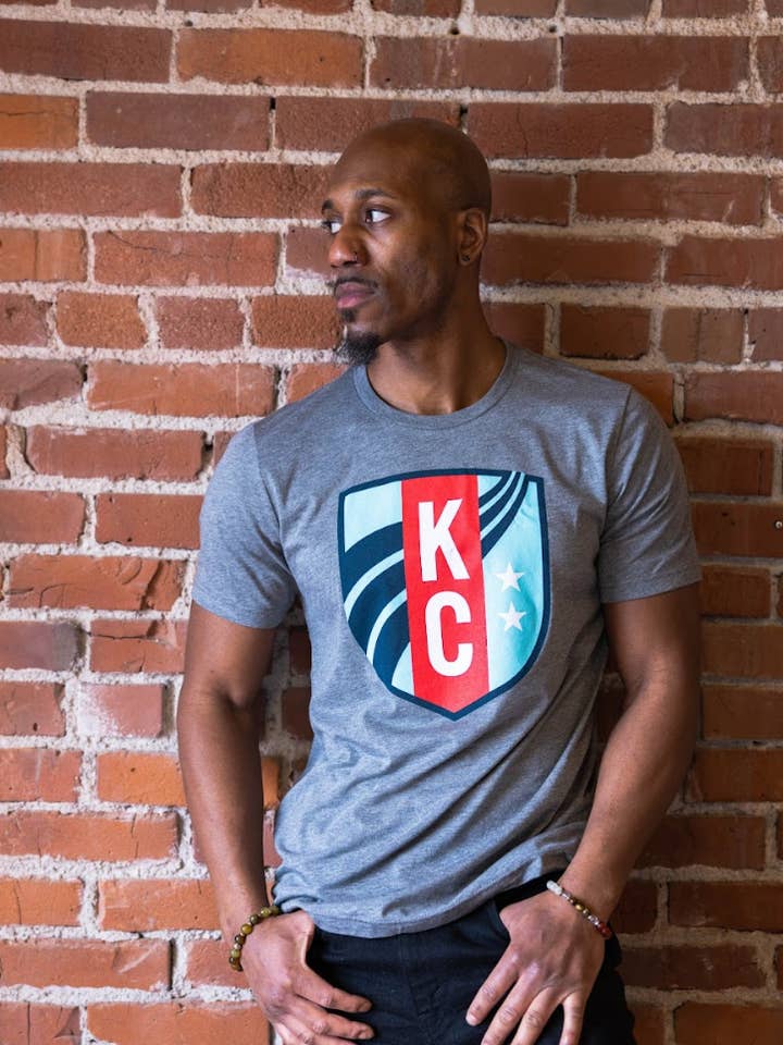 T-shirt rétro Current pour la vente par Cherry