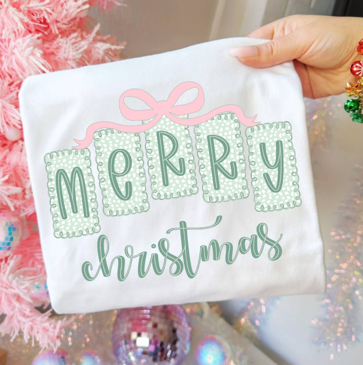 Posh Magnolia Boutique – Großhandel T-Shirt (Grafikdruck) – Damen – Frohe Weihnachten, Bow Coquette Gildan Weihnachts-T-Shirt0