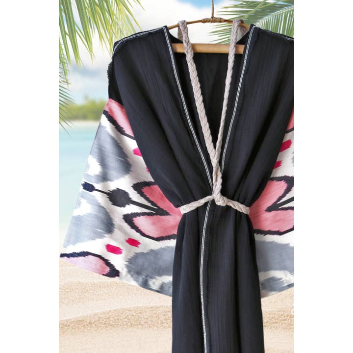 Silke Ikat Musselin Kåbe Pink Sort for engroshandel hos MIASETA