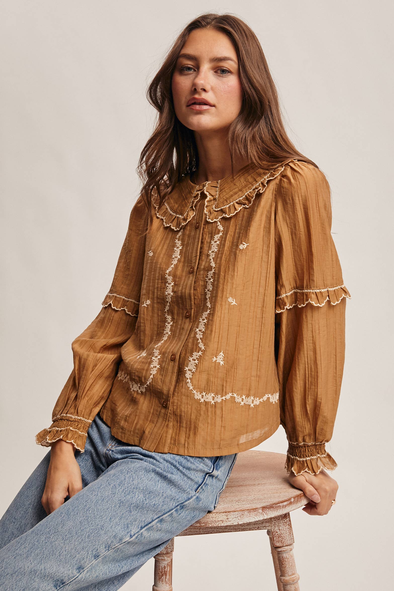 Forte – wholesale Blus - Dam – Broderad blus i bomull med volangkrage FT00031