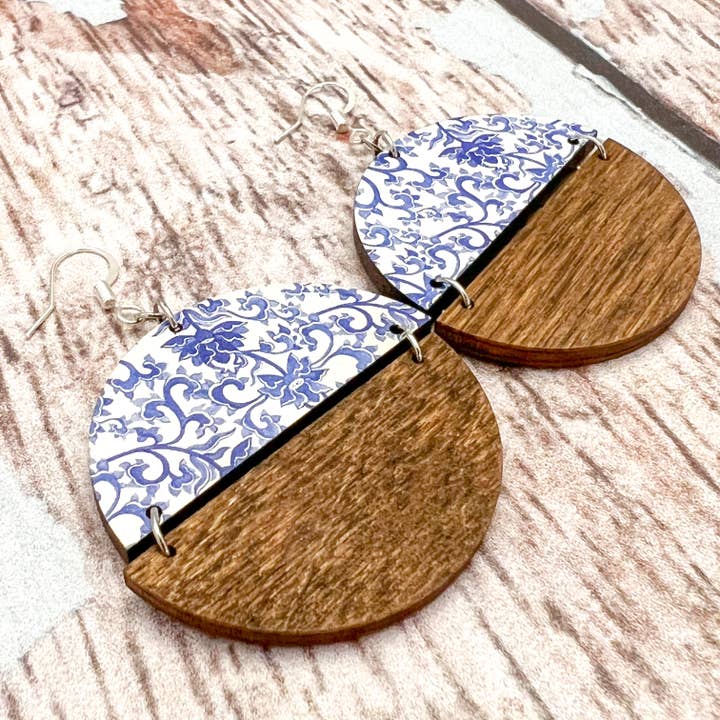 Cercle fendu en bois et motif en porcelaine bleue (taille 1.75 «) pour la vente par Anna & Arlie Handcrafted Originals