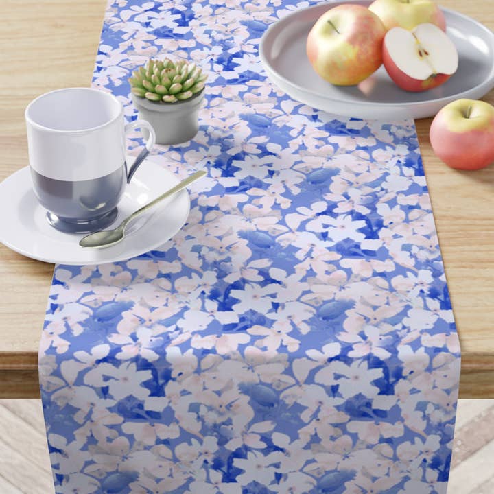 Runner da tavola Spring Hydrangea blu floreale e viola per la vendita all'ingrosso da parte di Prestige Plume