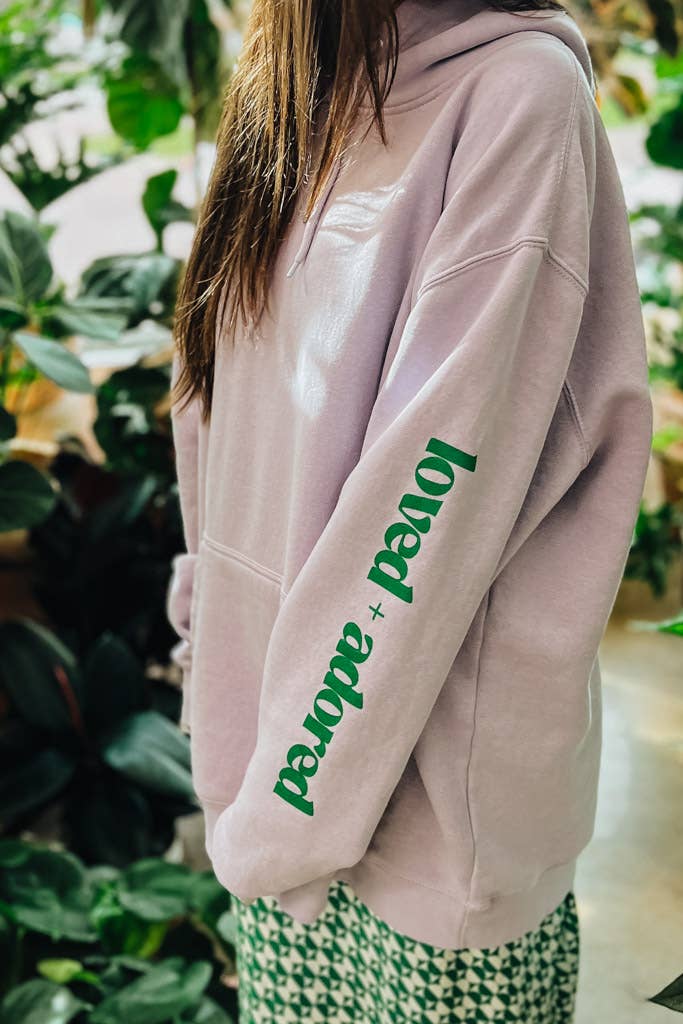 Crowned Free - Vente Sweat à capuche – femme - Sweat à capuche Loved and Adored lavande avec poche avant4