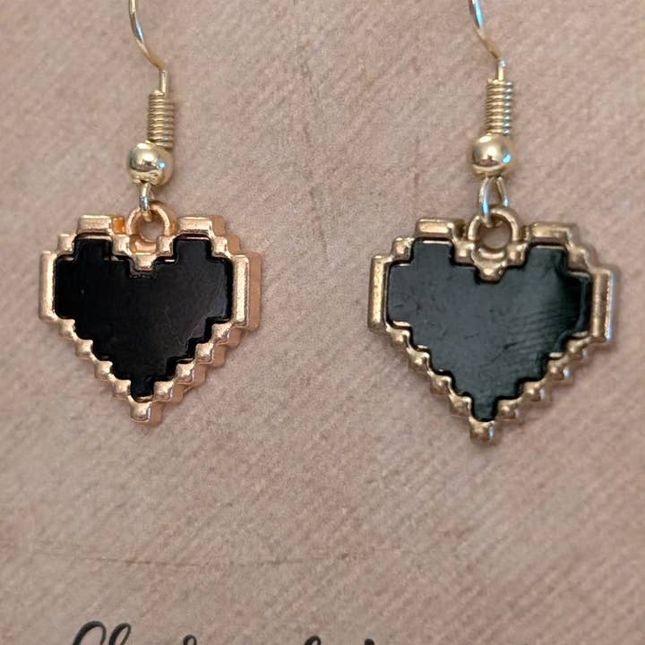 Con-Quest Crafts – Engroshandel Hængeøreringe og creoløreringe – Pixel hjerteøreringe - farverige, hypoallergeniske øreringe1