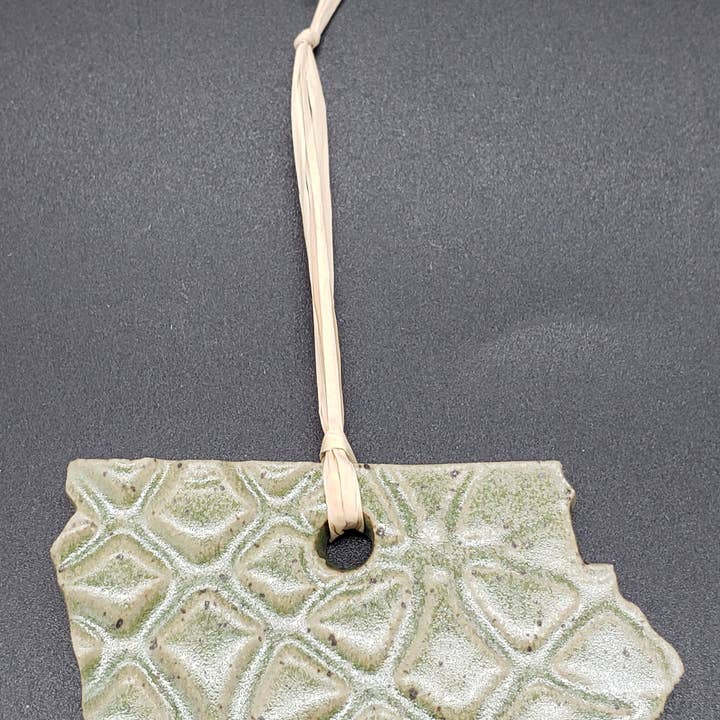 Asst. Color - Décoration en grès faite à la main Iowa State pour la vente par White Squirrel Clayworks