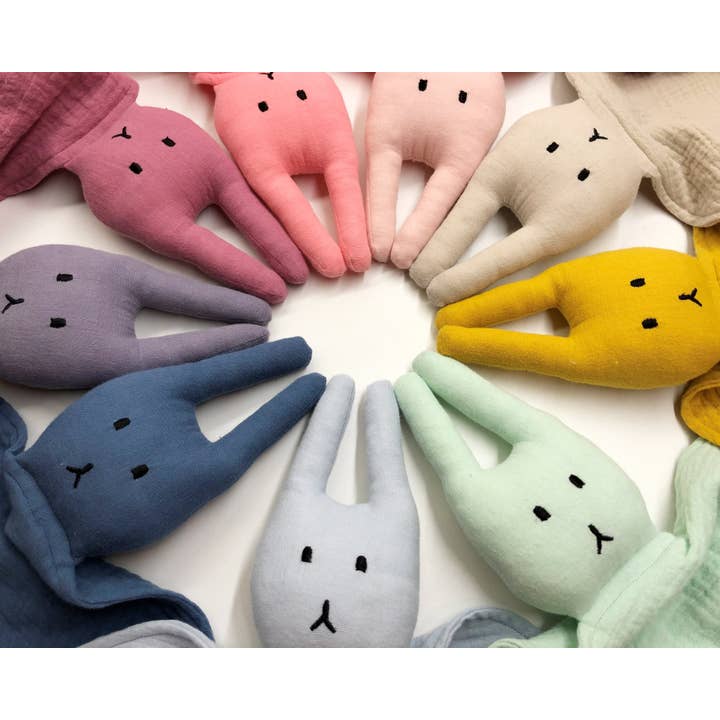 Lovey lapin brodé, câlin pour la vente par Natural Cuddles