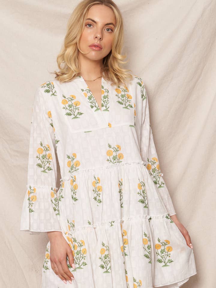 Robe courte à volants à manches 3/4 imprimée fleurie avec col en V pour la vente par En Crème