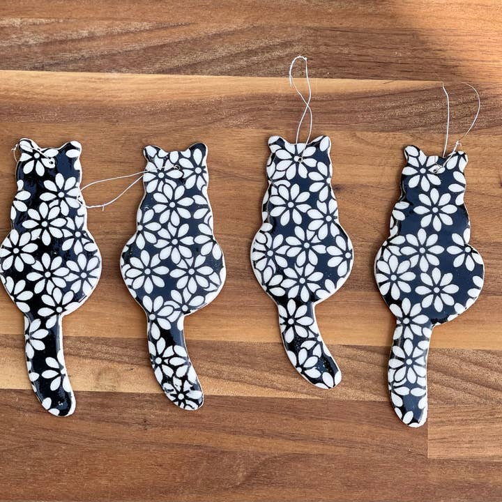 Translucent Kitty Cats on a string Handgemaakte sculptuur Housewarming Witte Porseleinen Polkadots, Madeliefjes, Kitties in Cats voor wholesale door Chrys' Porcelain