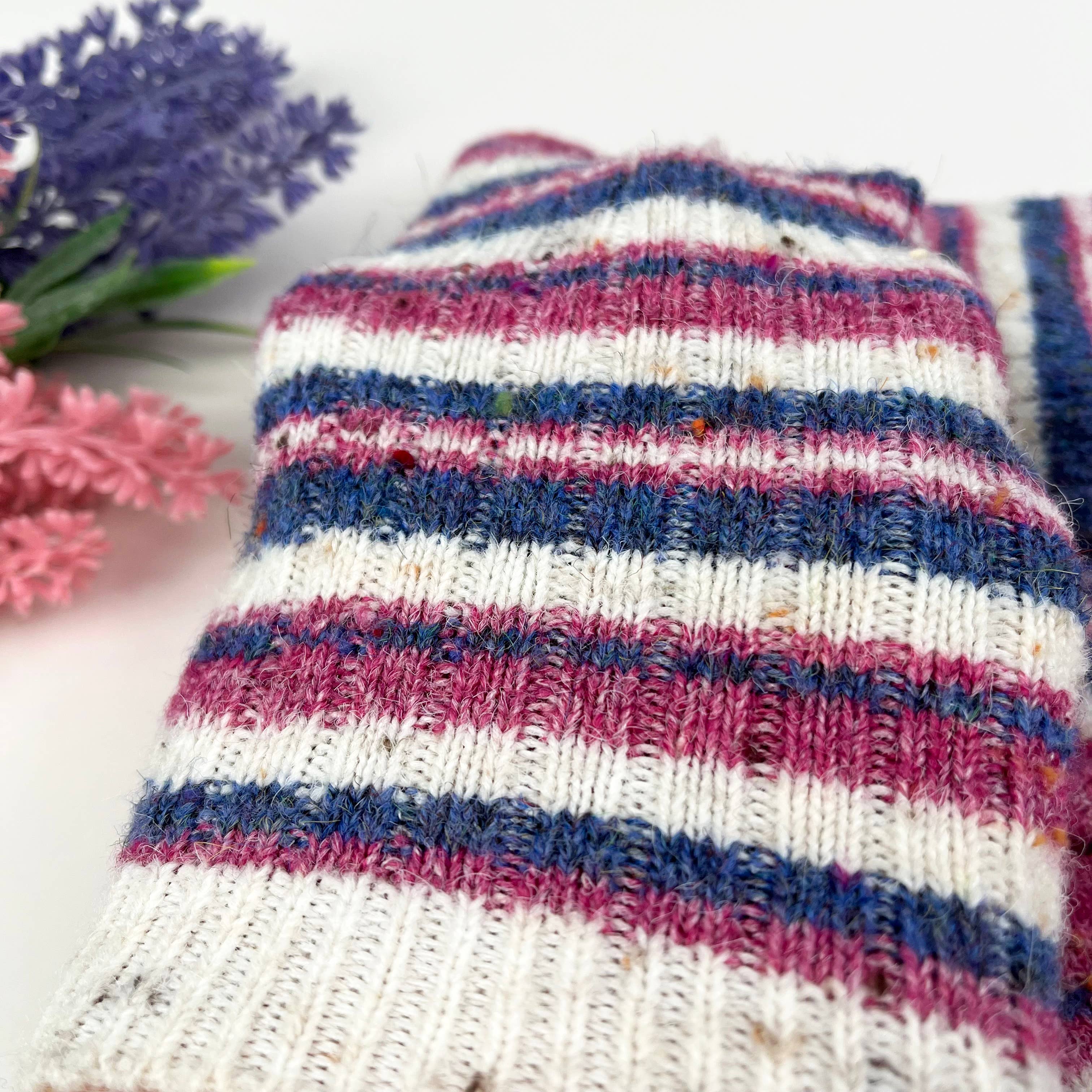 Red Warme, gestreifte Wollsocken in der Wadenmitte für den Großhandel auf Faire5