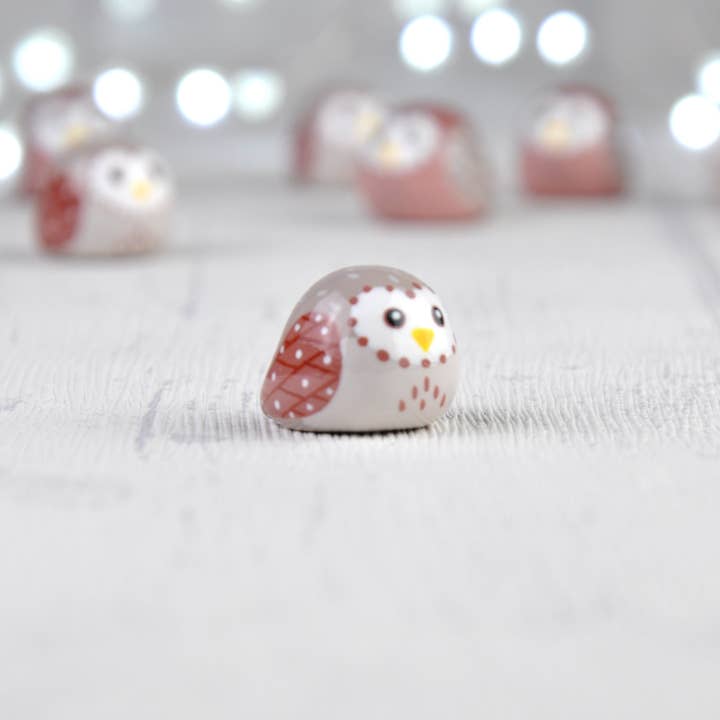 Molly la chouette en beige - miniature céramique signée pour la vente par Gwenngwenn