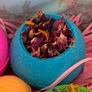 Bombe de bain aux huiles essentielles de lavande et de bergamote pour la vente par Bomb bonkers