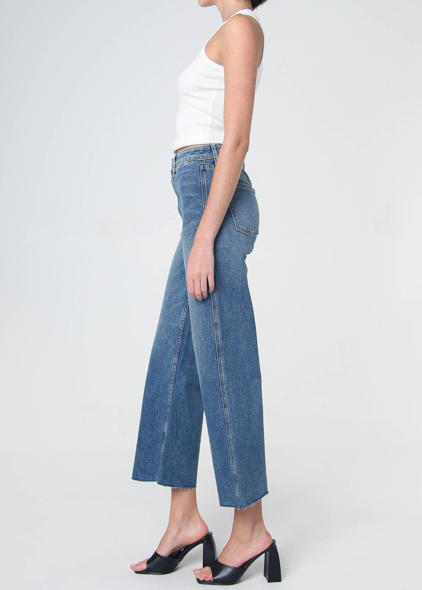 Lawrence Queen Jeans med hög midja med korta ben - Lawrence Wash för wholesale på Faire3