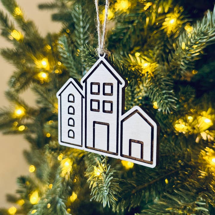 Case a schiera in stile scandinavo ornamento in legno inciso© per la vendita all'ingrosso da parte di Aurora North Home