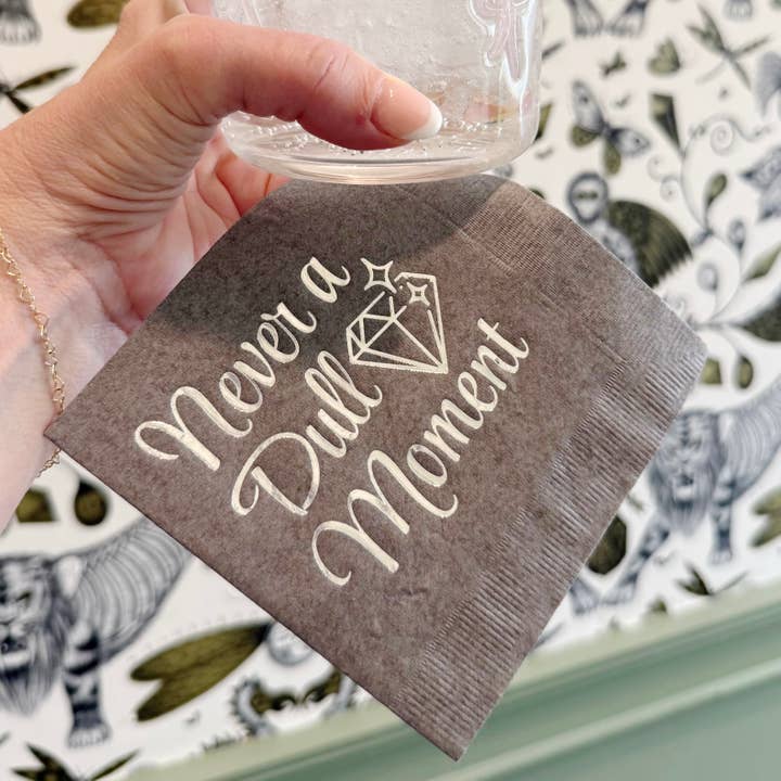 Nooit een Saai Moment Servetten voor wholesale door Suburban Soiree