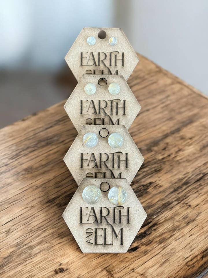 Runda örhängen med gyllene rutil. för wholesale av Earth & Elm