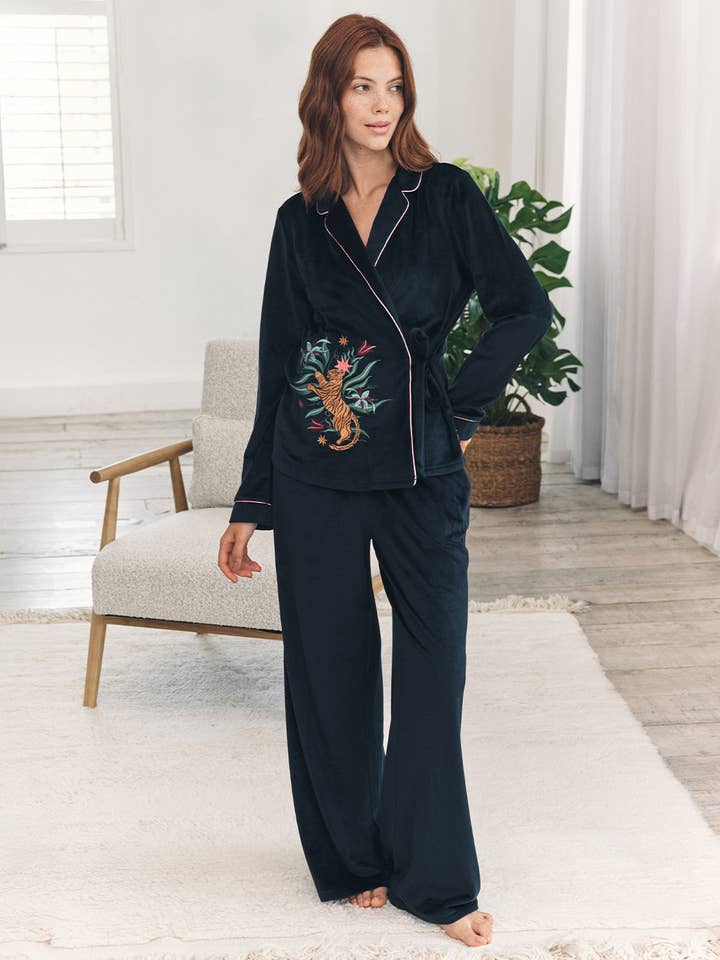 Velourbroderad förtrollad tiger lång pyjamaset för wholesale av Chelsea Peers