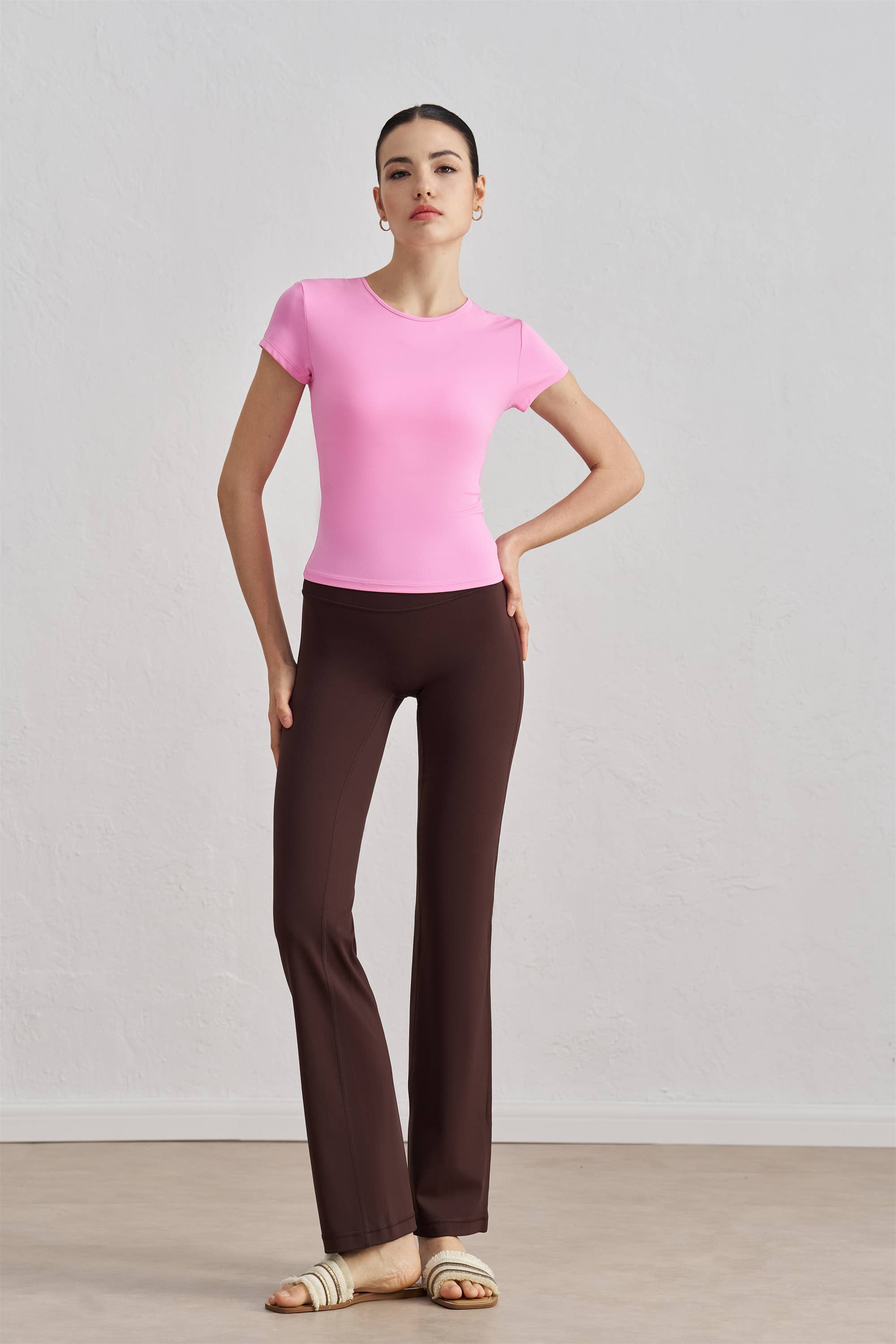 91thelabel - Vente Haut de sport – femme - T-shirt de sport sculpté à col rond et manches courtes Tessa4