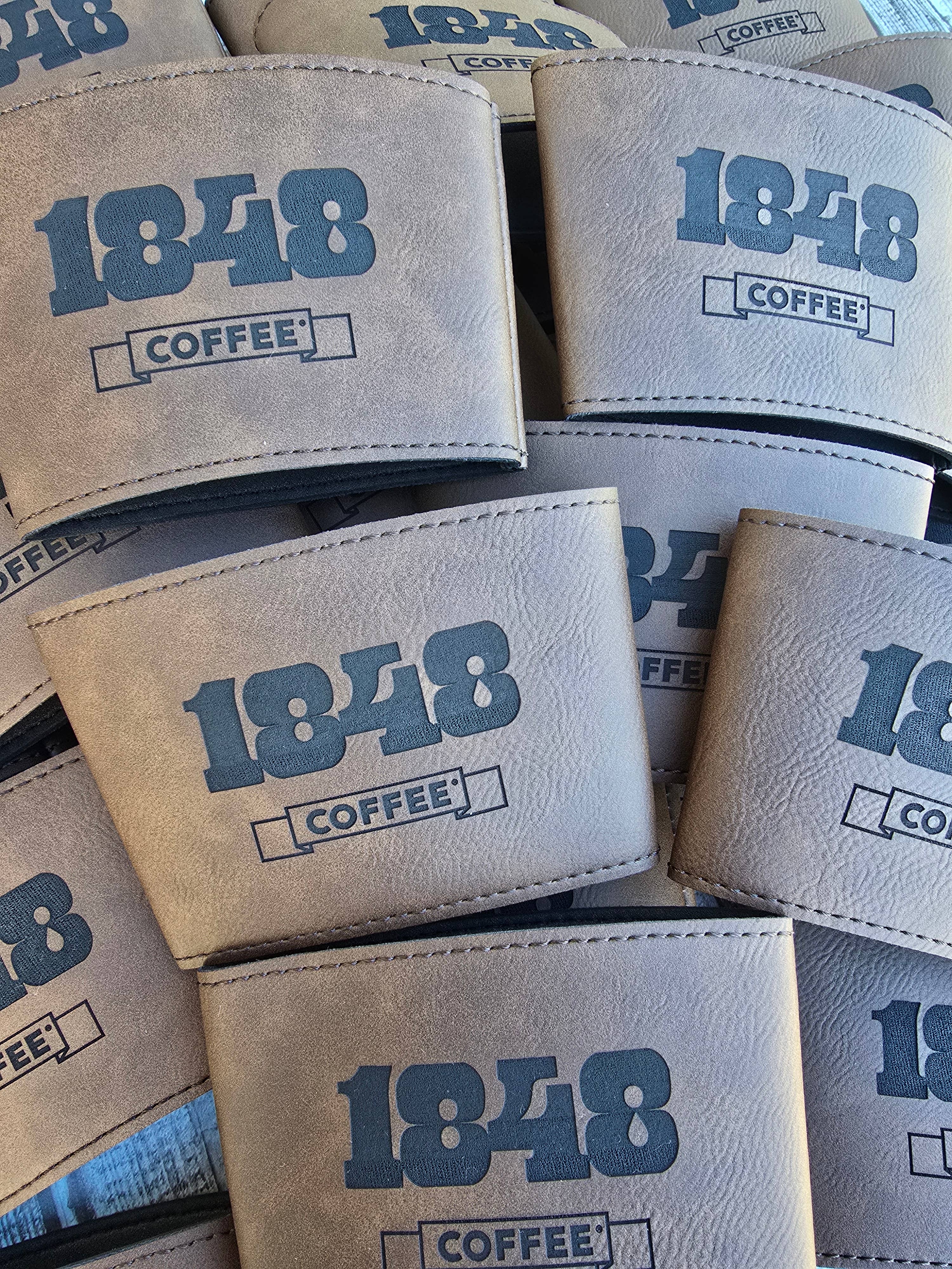 The Rural Home - Venta al por mayor Fundas para recipientes de bebida - Manga de Taza de Cuero Sintético Grabada – Marca de Cafetería Reutilizable18