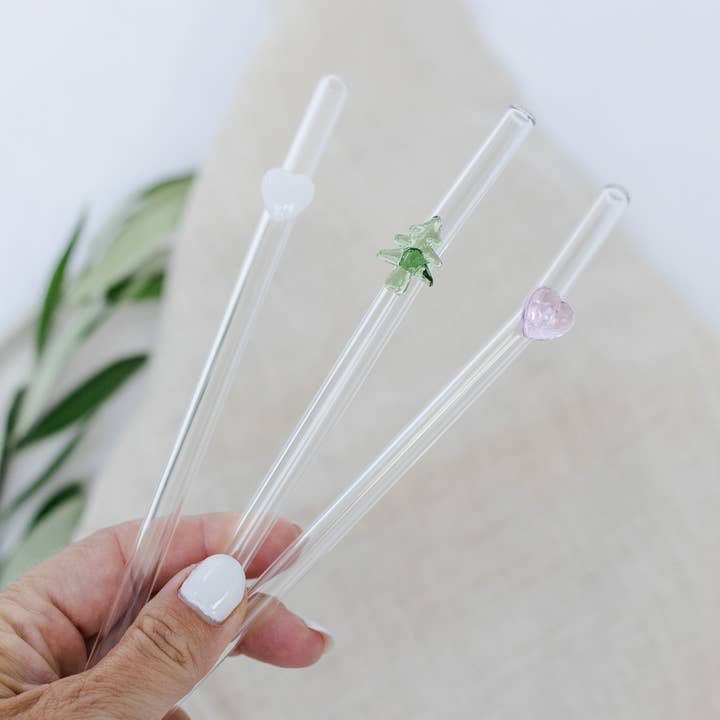 Glass straws with white heart for wholesale by Bake Affair GmbH