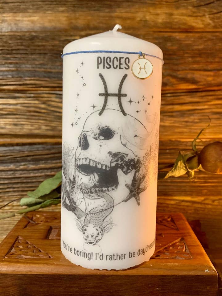 Bougie décorative en forme de zodiaque Poissons pour la vente par Krimson Canvas