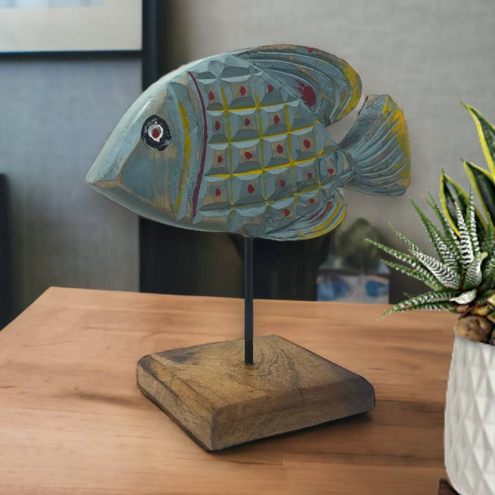 Bobby bas fisk mango træ skulptur på basen for engroshandel hos Wilco Home