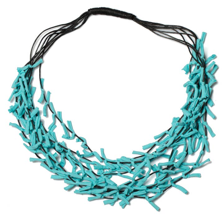 Collier en tissu noué à plusieurs brins pour la vente par Suzie Blue Canada