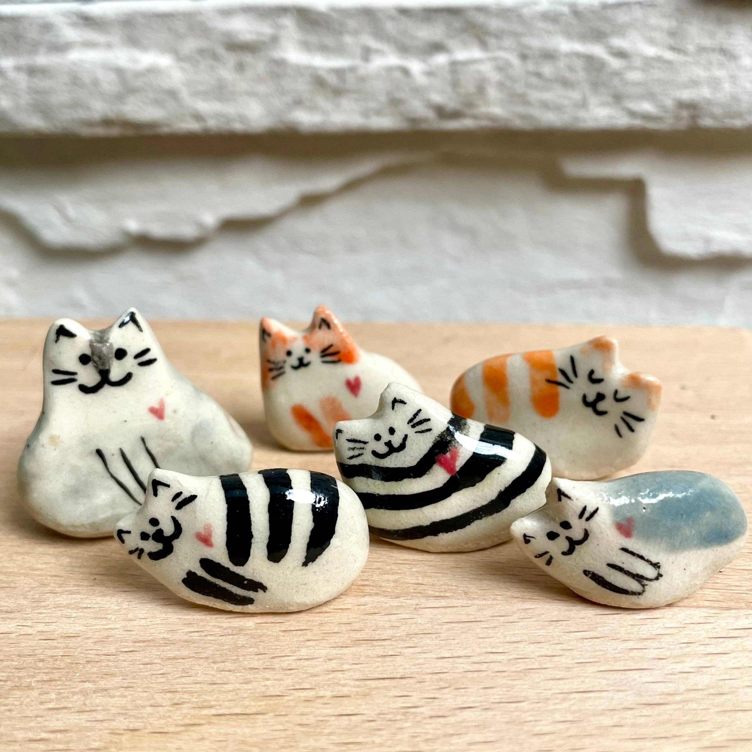 Dariia Dziuba - Wholesale Decorative Figurine - Tiny Hand-Sculpted Ceramic Cats with Heart – Assorted Designs0