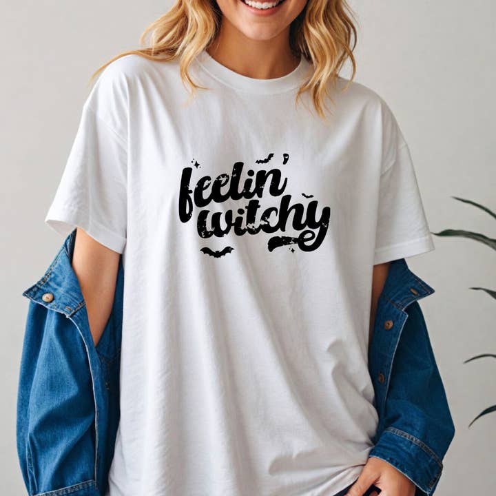 Feelin Witchy Grafisk T-shirt #0119 för wholesale av Urban Edge Co.