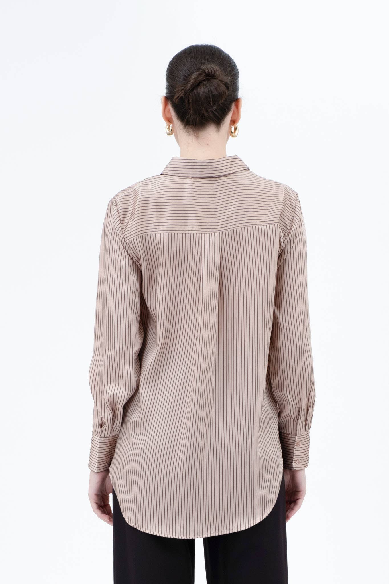 The Workshop Studio - Vente Chemisier – femme - CHEMISIER SATINÉ À MANCHES LONGUES À RAYURES FINES AVEC BOUTONS1